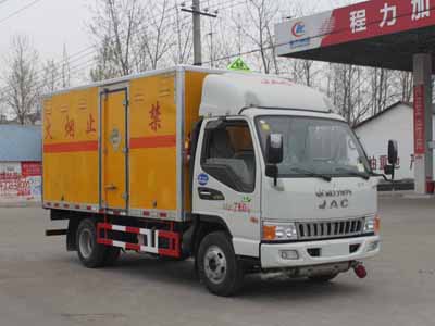 程力威牌CLW5070XQYH5型爆破器材運(yùn)輸車