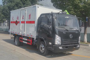 程力威牌CLW5083XRYS5型易燃液體廂式運(yùn)輸車