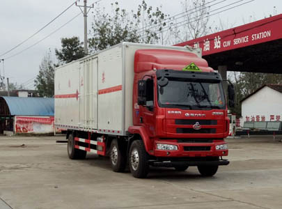 程力威牌CLW5250XRYL5型易燃液體廂式運(yùn)輸車
