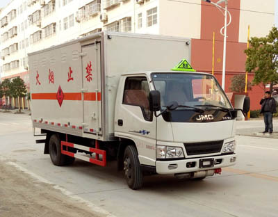 4.2米江鈴易燃液體廂式運(yùn)輸車（2.7噸）